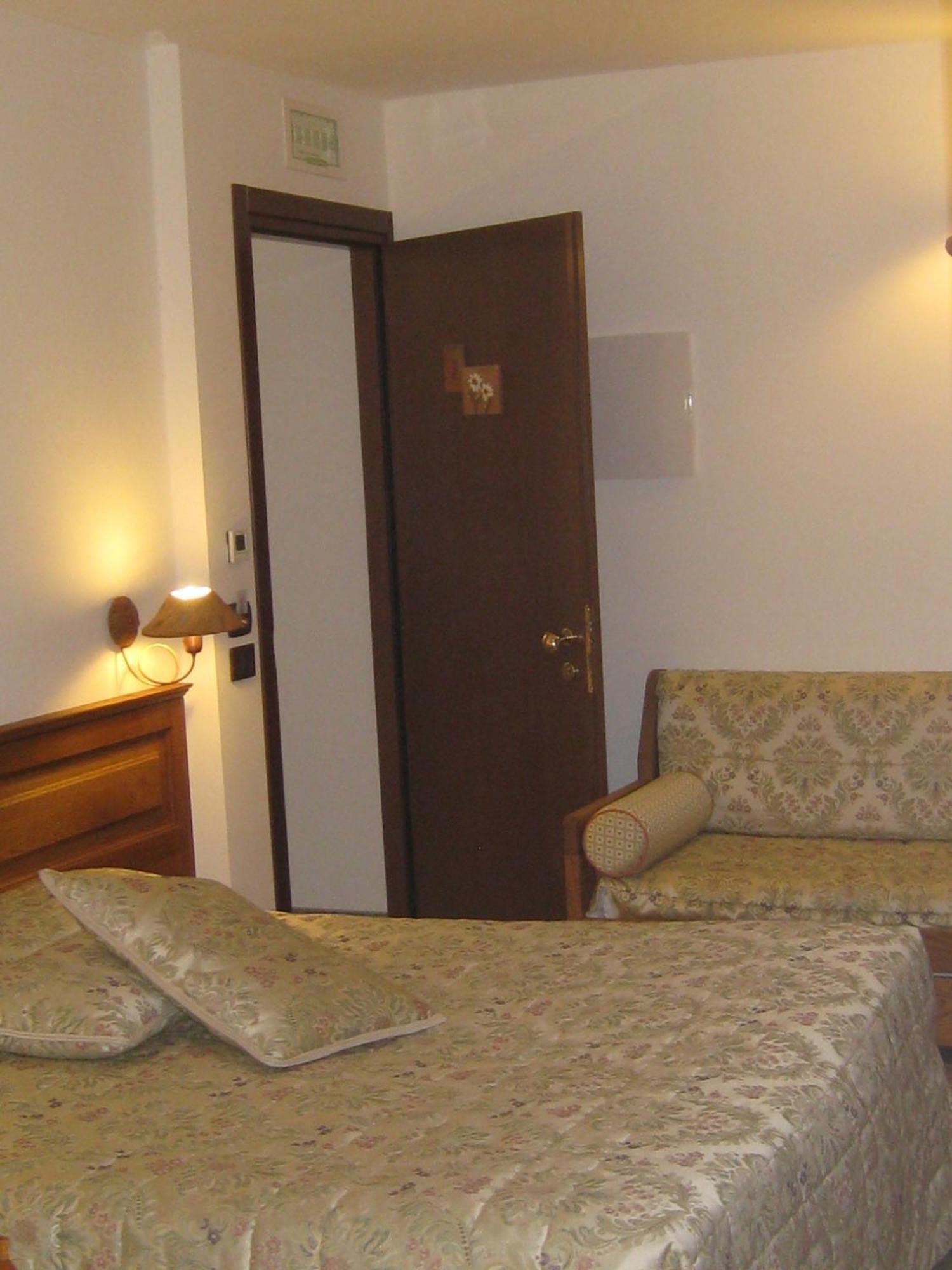 Hotel Villa Plinia Pragelato Bagian luar foto