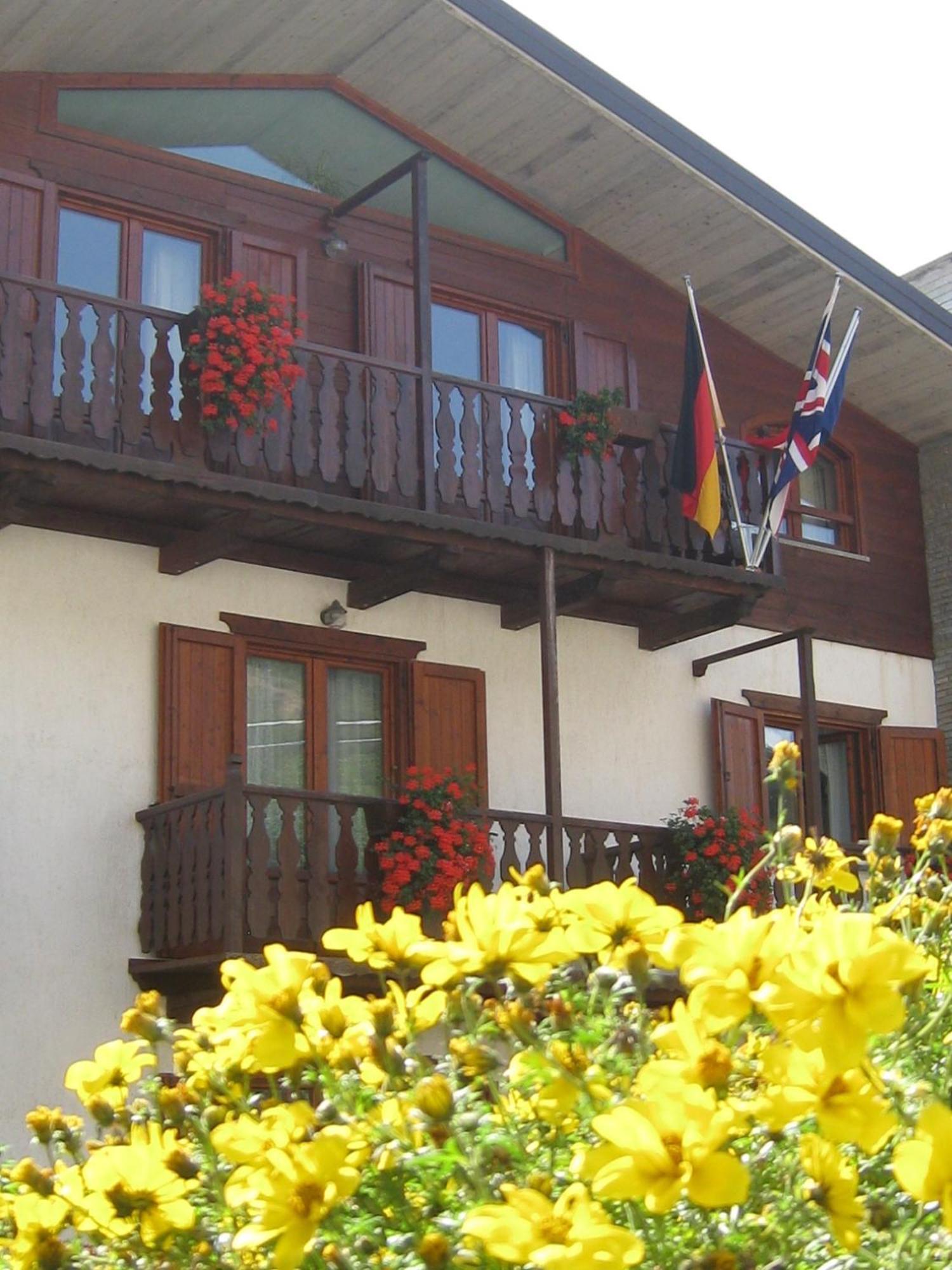 Hotel Villa Plinia Pragelato Bagian luar foto