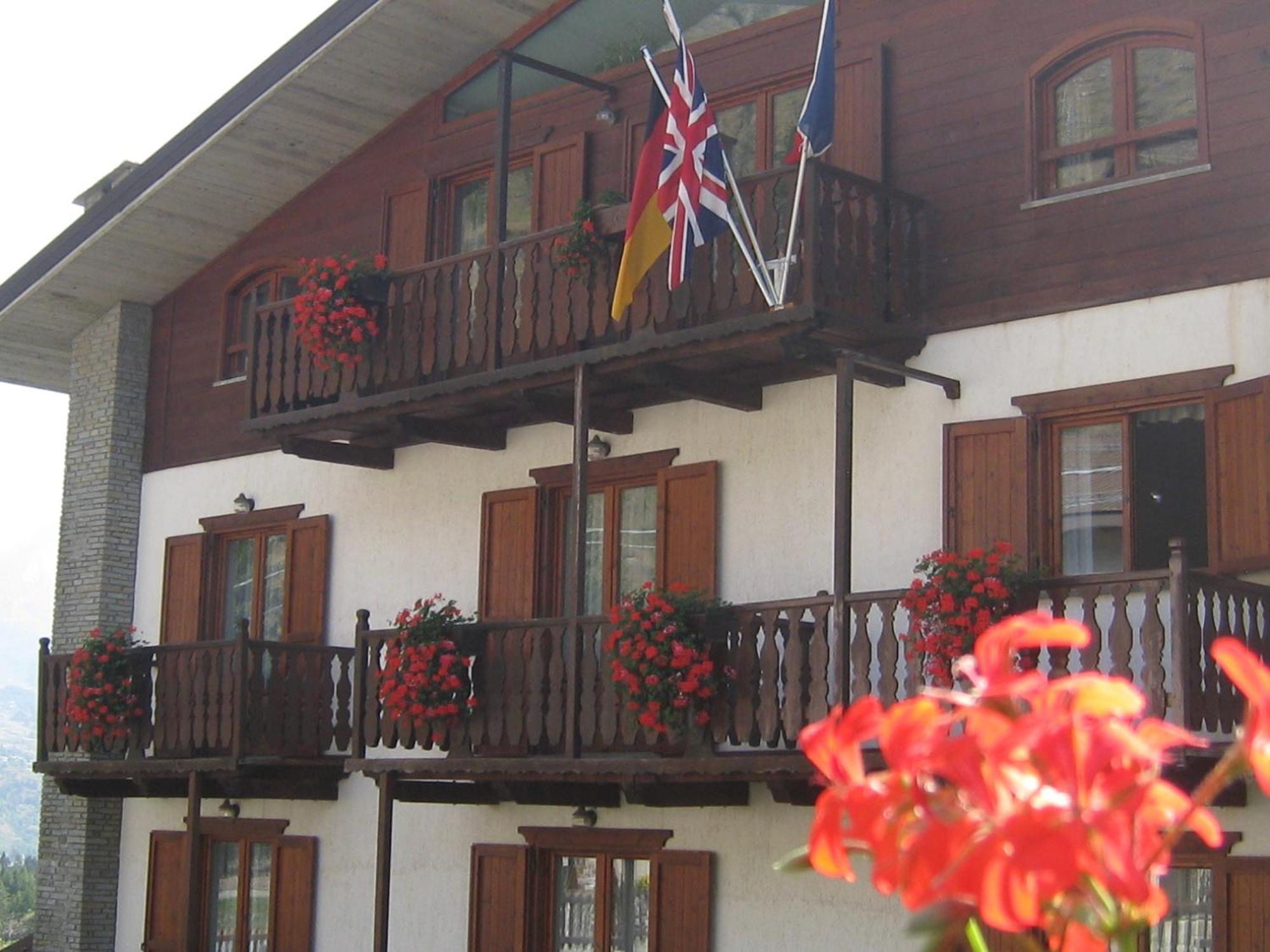 Hotel Villa Plinia Pragelato Bagian luar foto